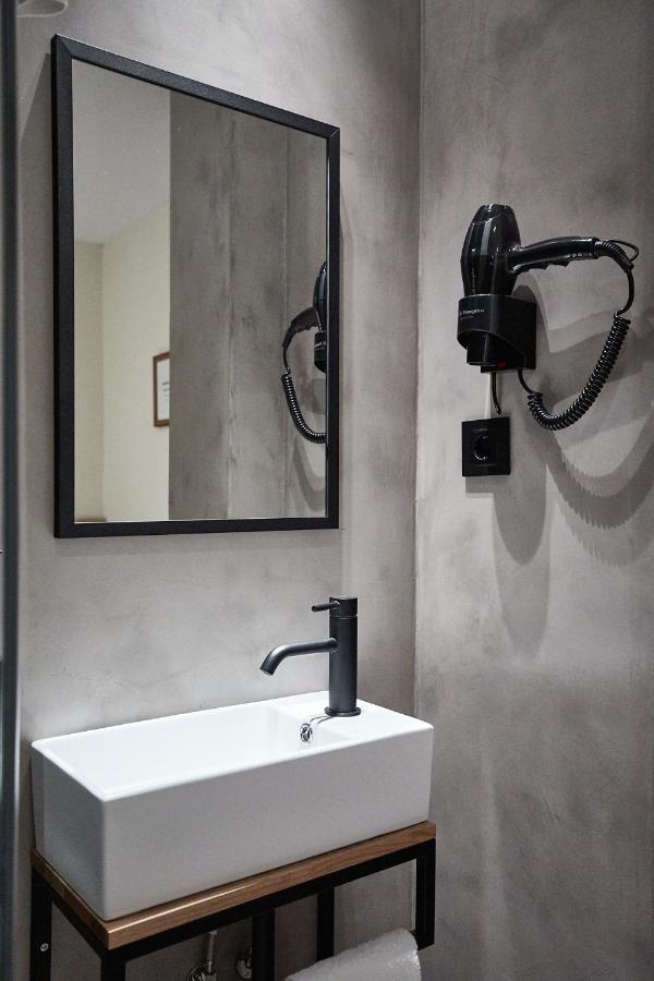 Standard Single Room Shower,1243205725:JPEG